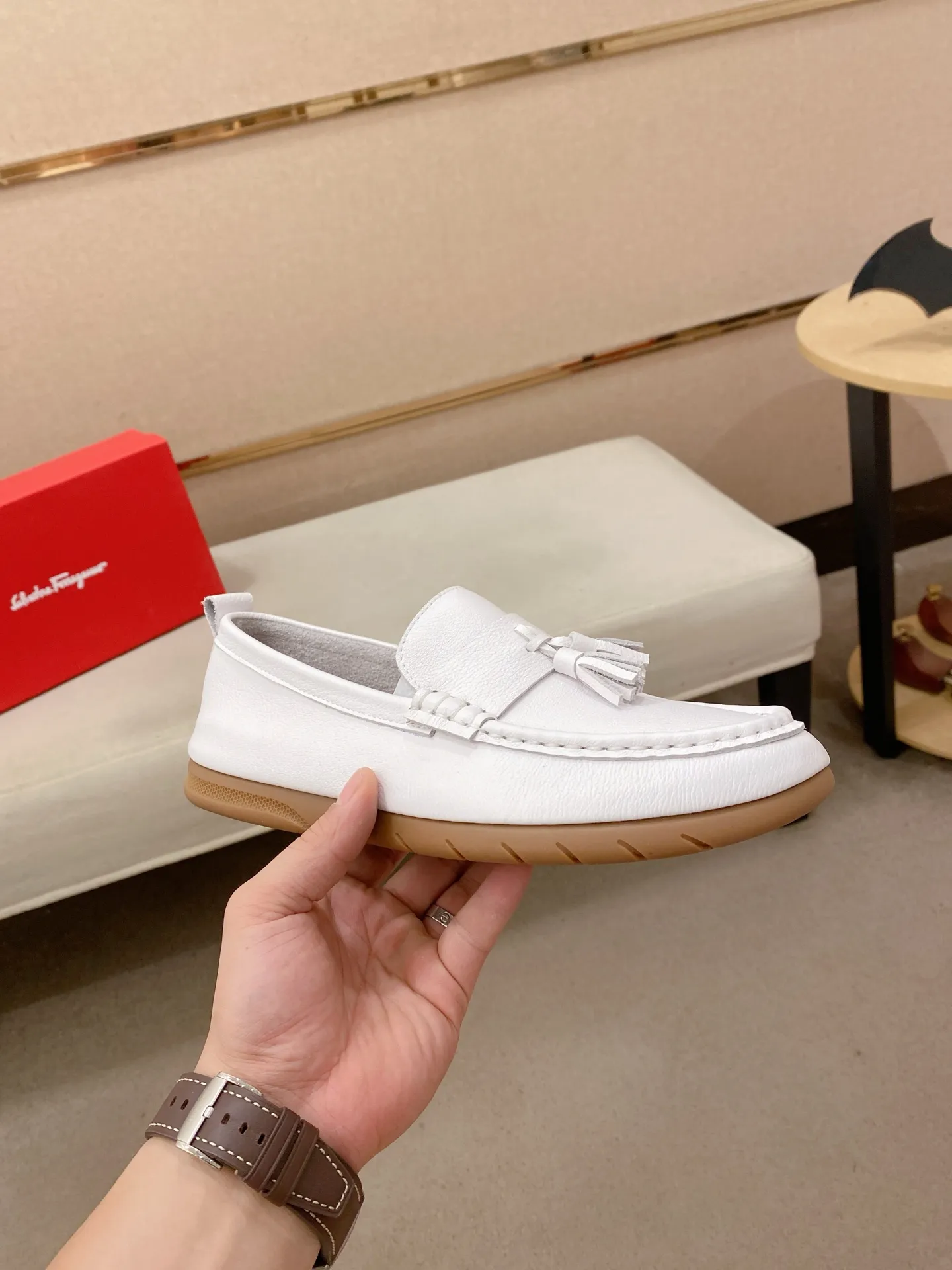 Factory price 500💰 Original Ferragamo men's shoes! The world's top brands...Luxury quality...//Fashion and high-end footwear 👍💪🏻...give you a low-key luxury comfort experience👍. The upper is made of pure Italian imported original cowhide and sweat-absorbent sheepskin lining. It is comfortable and breathable, high-end and classy... luxurious and noble!! .. OEM factory shipment [Hug] stall.. Original board. Welcome to taste..38--44.